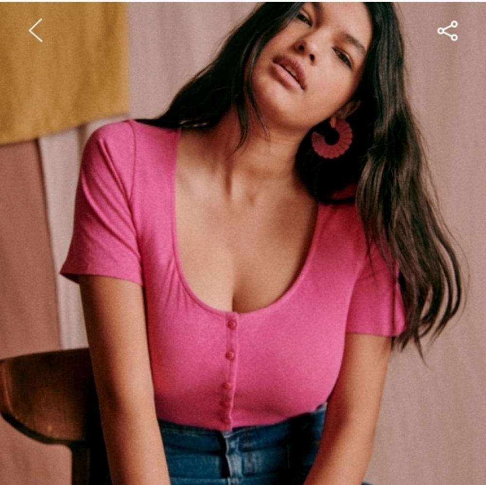 Sézane Milo Fuchsia Buttoned Scoop Neck Tee